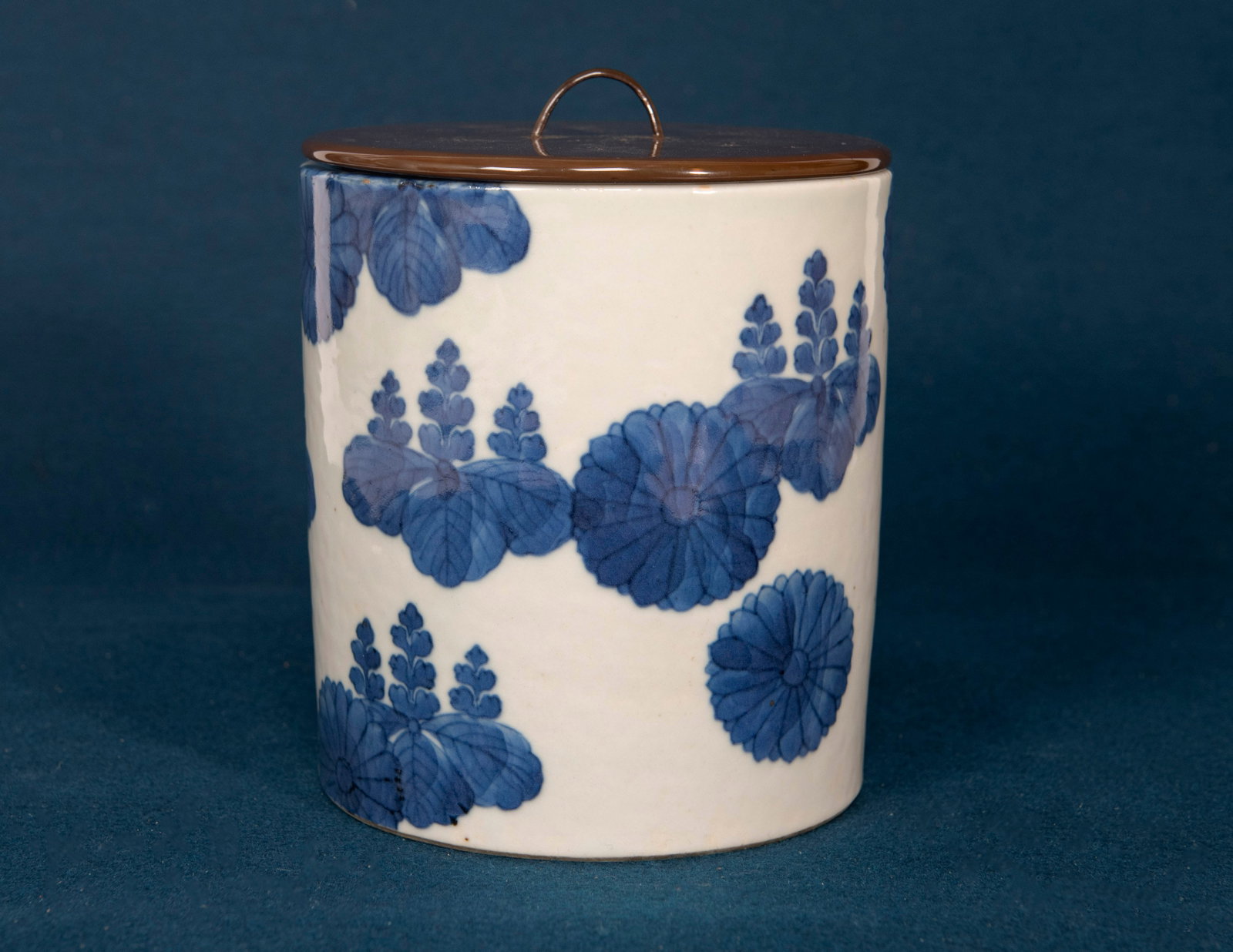 A Chinese Blue and White Floral Jar: H:19.5cm