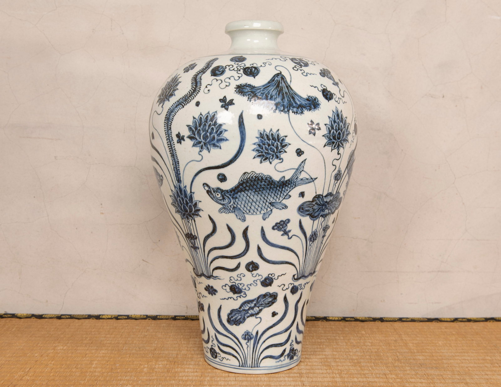 A Chinese Blue and White Fish Vase: H:45.6cm