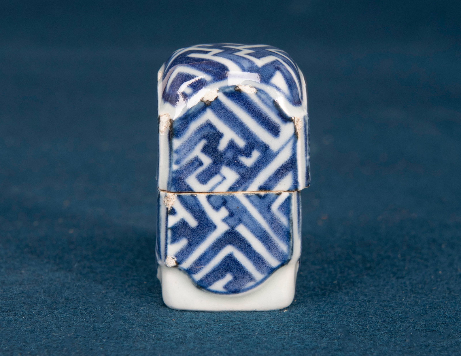 A Chinese Blue and White Incense Box: H:6.1cm