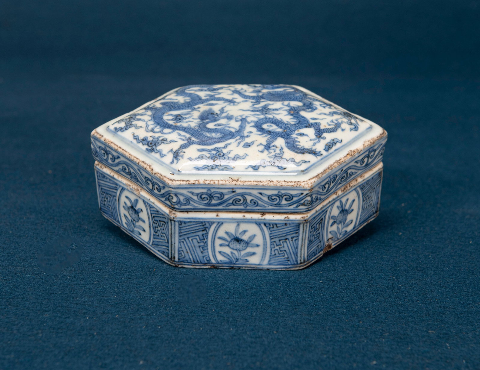 A Blue and White Box and Cover: W:15.3 crack