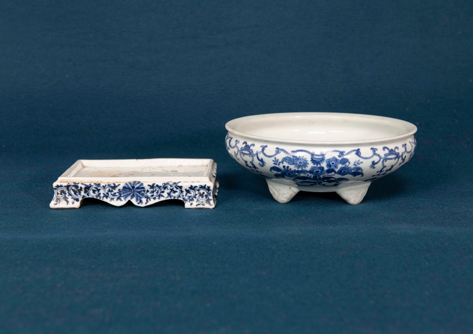 A Chinese Blue and White Inkstone and Flower Pot: H:7.5/3.1cm