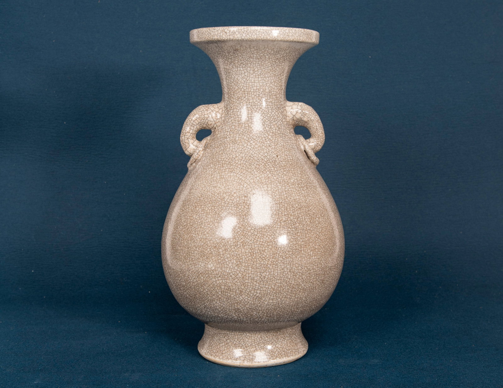 A Chinese Ge Ware Vase: H:38.8cm
