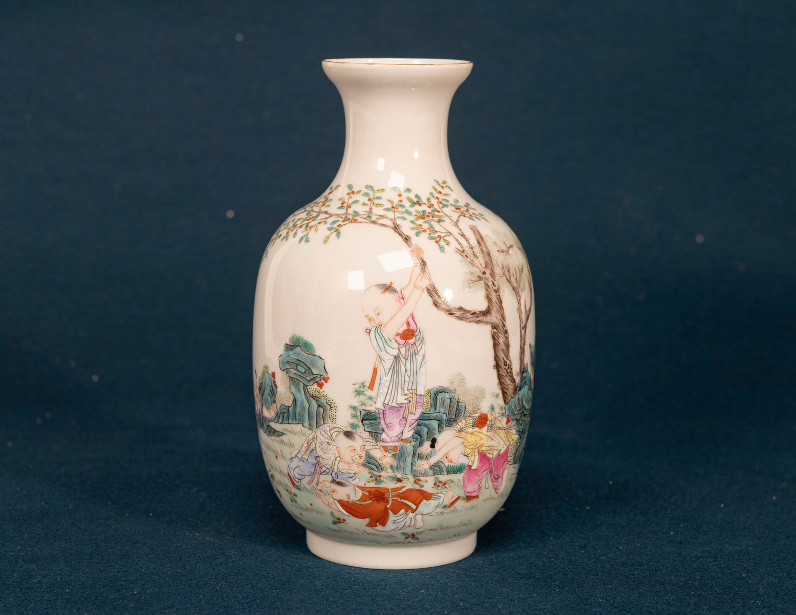 A Chinese Famille Rose Vase: H:19.9cm
