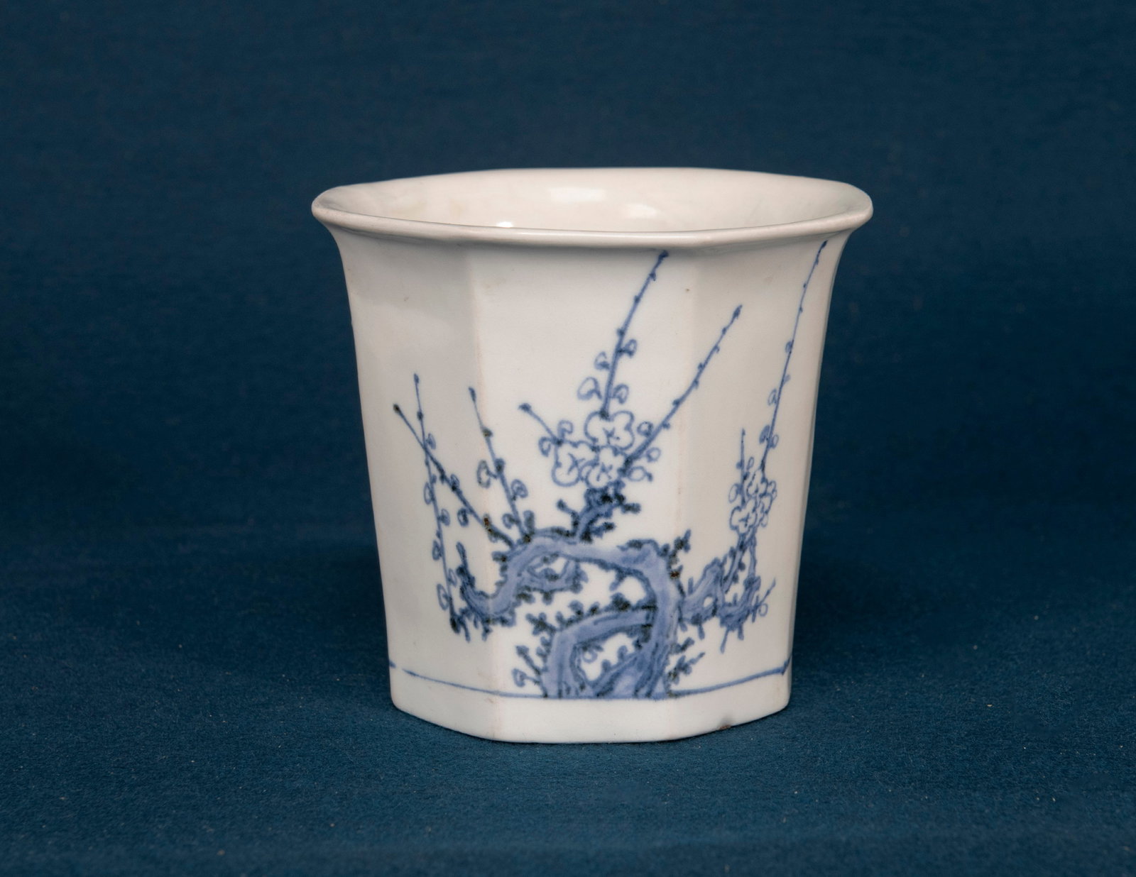 A Korean Blue and White Brush Pot: H:13.2cm