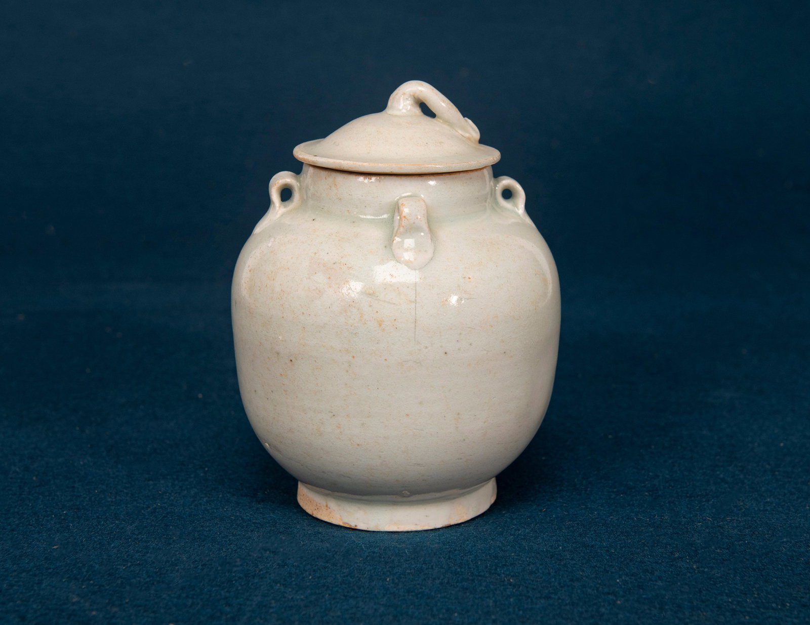 A Chinese Qunbai Glazed Jar and Cover: H:13.2cm