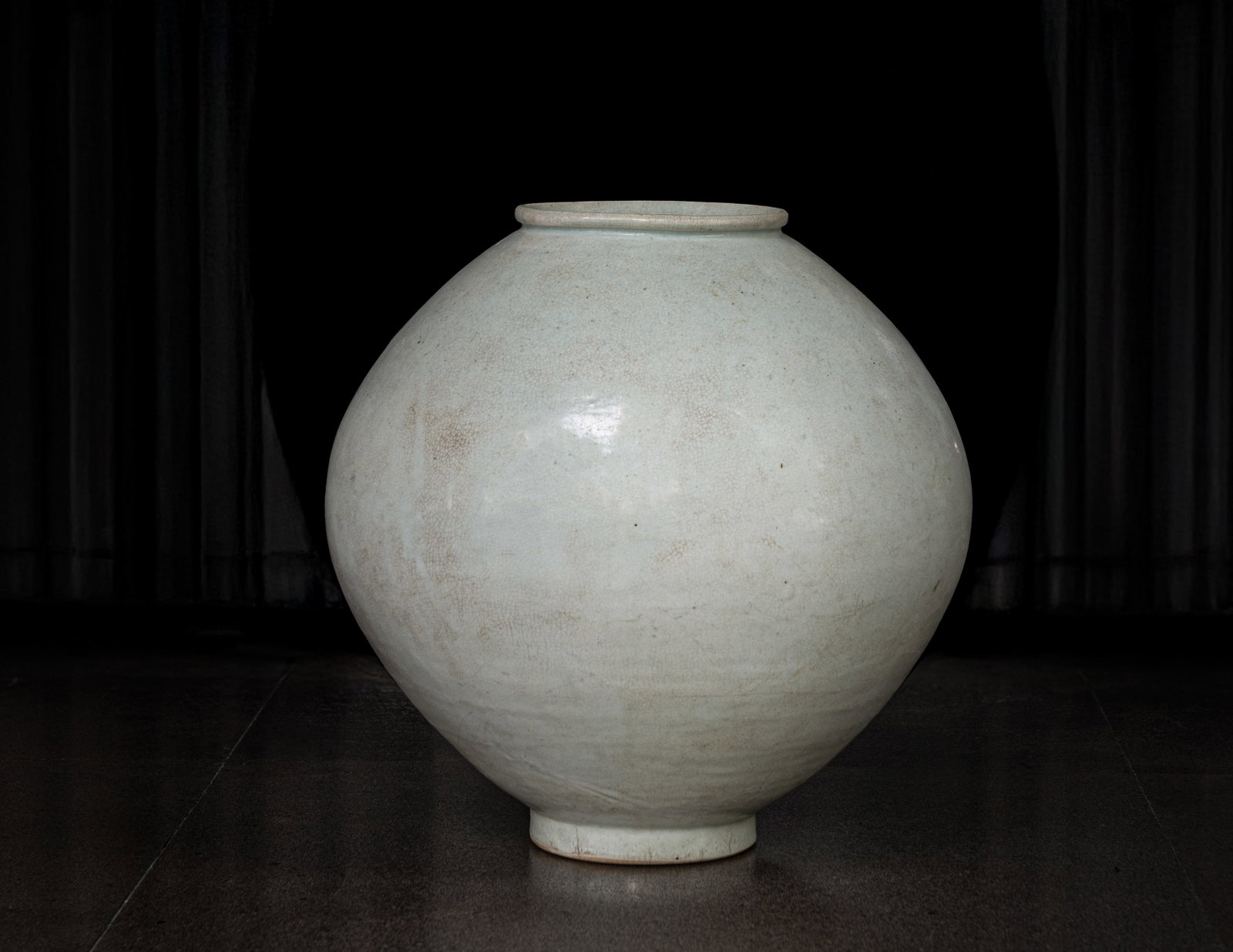 A Korean White Glazed Jar: H:38.3cm crack