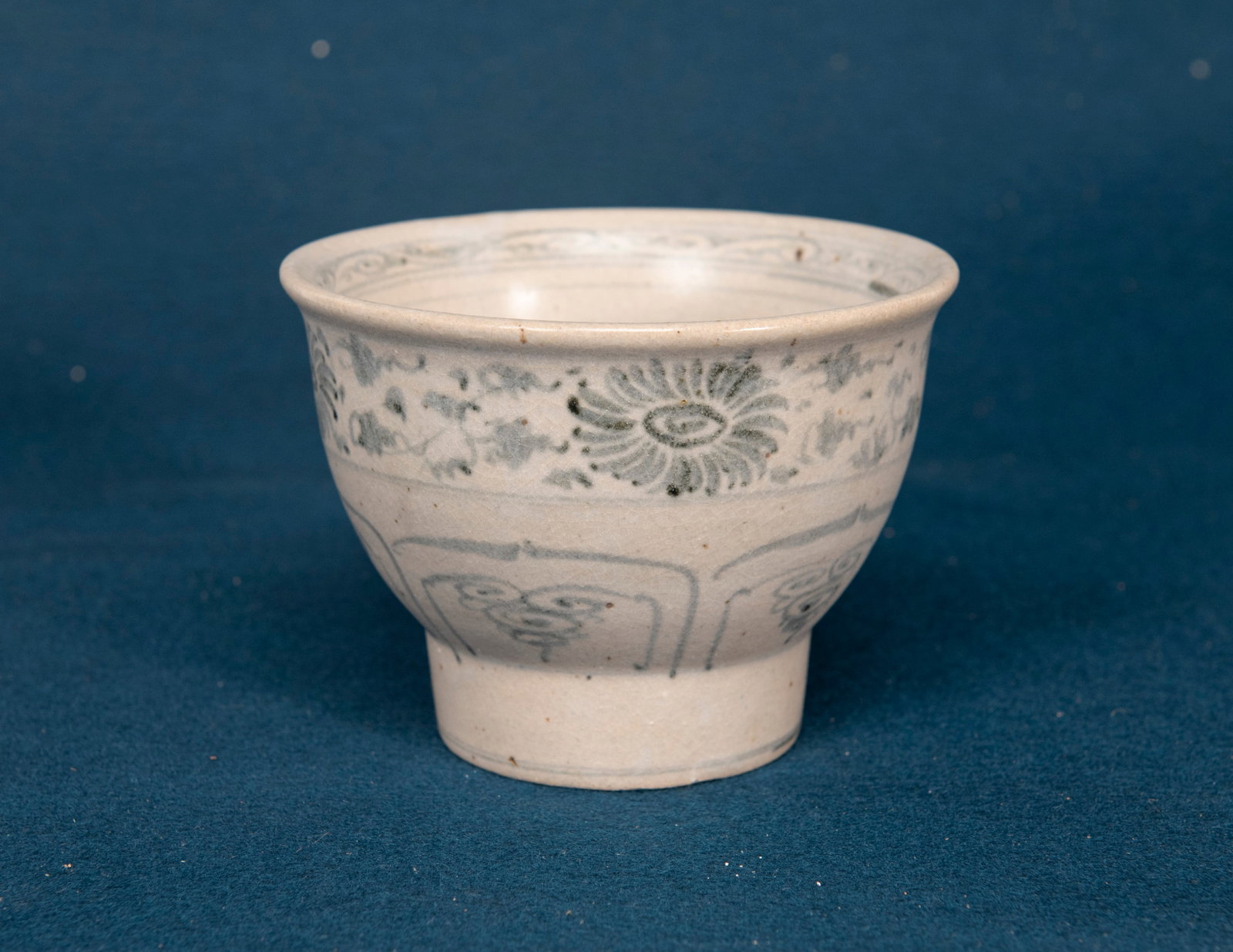 A Vietnamanese Floral Bowl: D:13.1cm