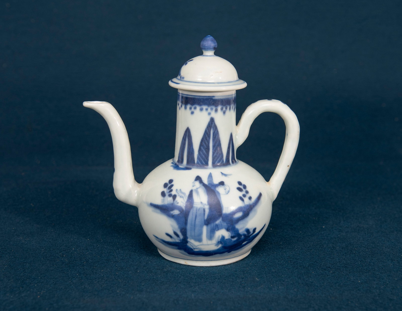 A Chinese Blue and White Ewer: H:16.1cm