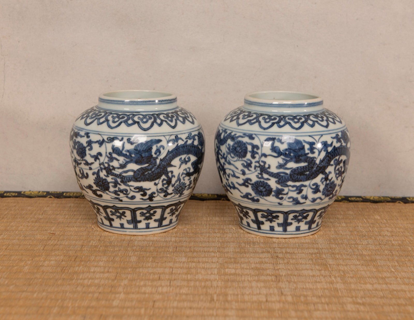 A Pair of Chinese Blue and White Dragon Jar: H:12.8cm