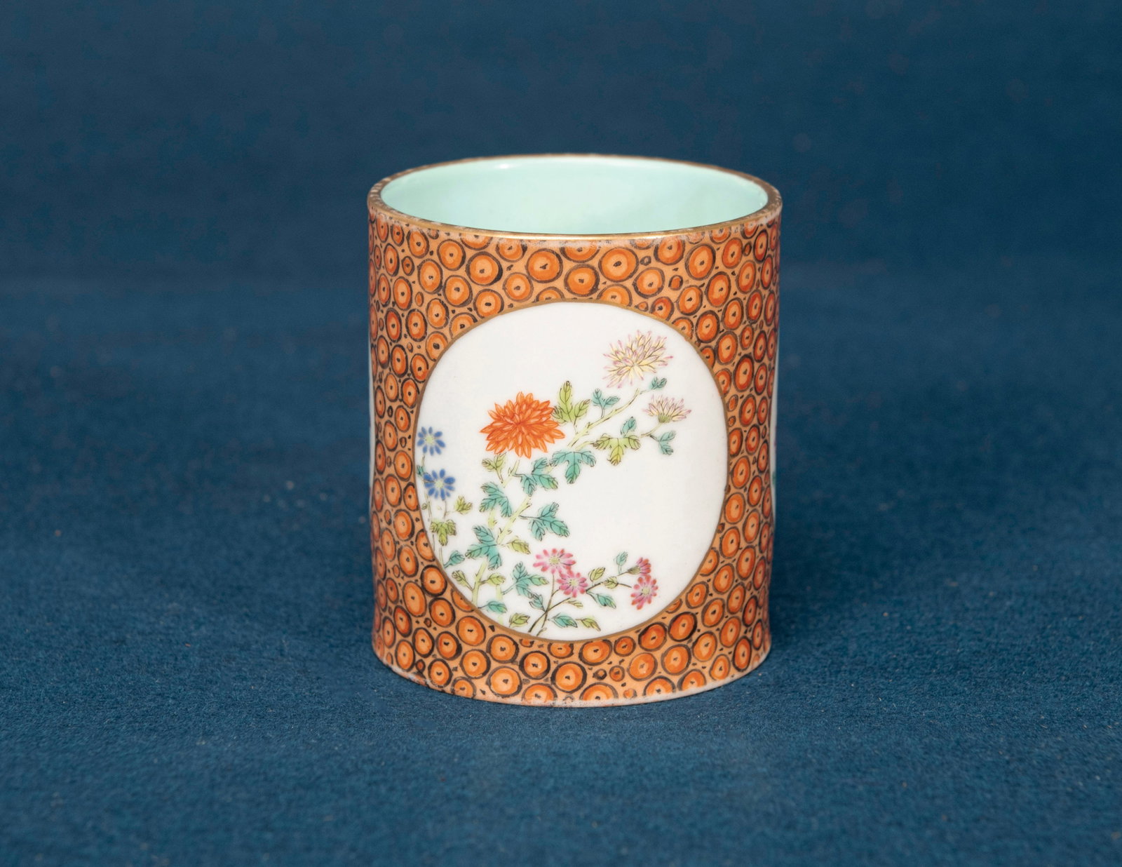 A Chinese Famille Rose Brush Pot: H:8.4cm