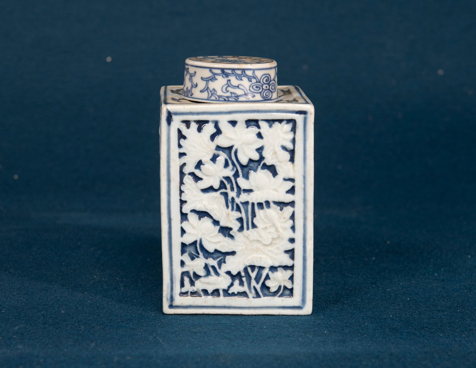 A Chinese Blue and White Tea Caddy: H:13.1cm