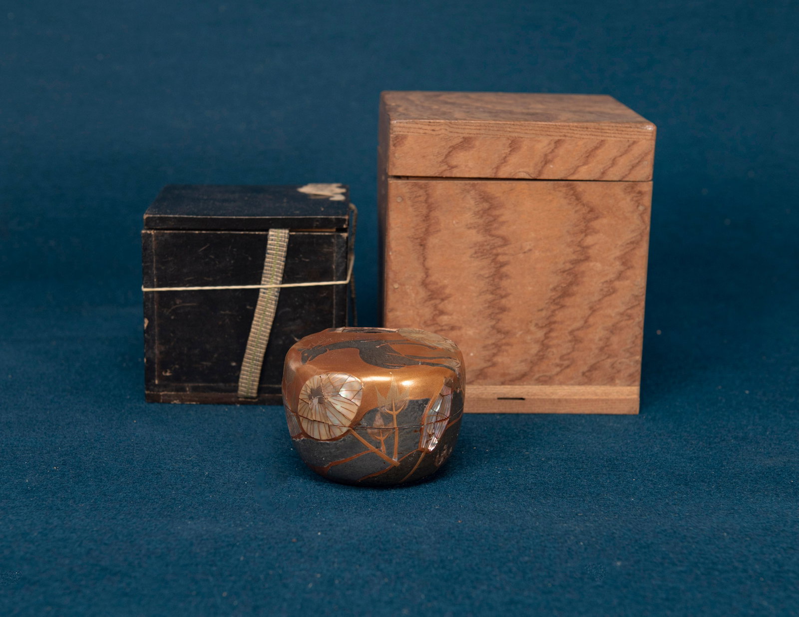 A Japanese Mother-of-Pearl Inlaid Lacquered Tea Caddy: H:5.3cm crack