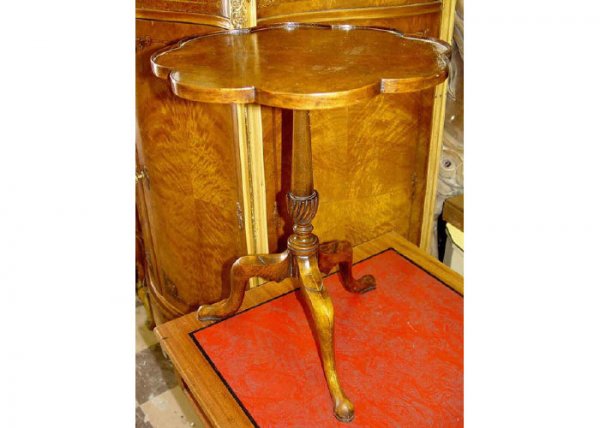 19c Mahogany Pie Crust Candle Stand Table : 19th century Victorian mahogany pie crust candle stand table in the Queen Ann manor, with a quarter octafoil (8 lobe) top accented with a raised lip, robust color and fine lines. SIZE: 18.75 inches he