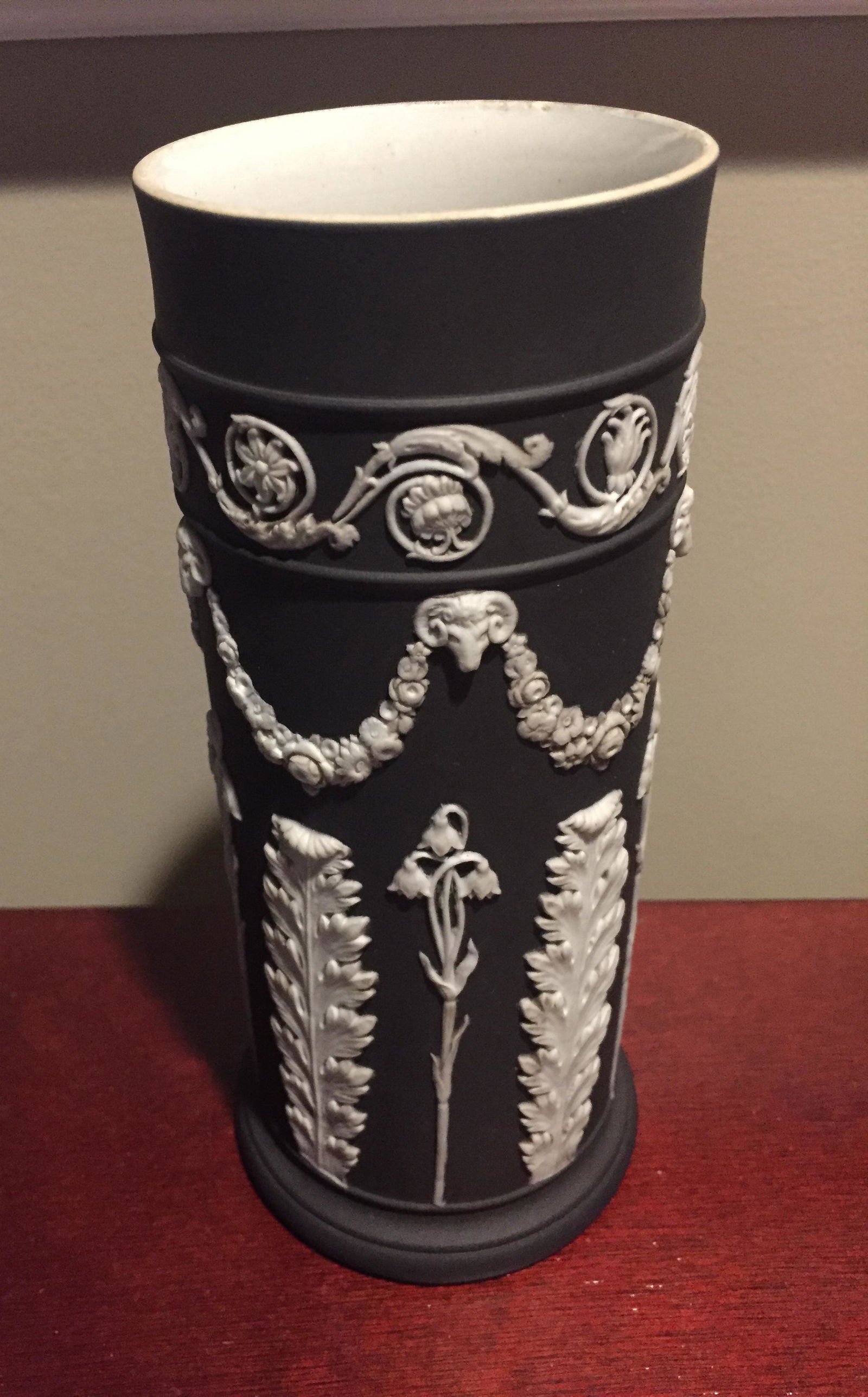 WEDGWOOD BLACK & WHITE ARCADIAN JASPERWARE SPILL VASE (1 of 7)