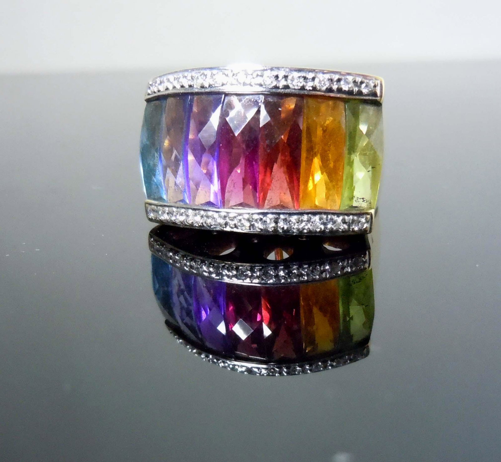 18KT GOLD & DIAMOND RAINBOW FASHION STATEMENT RING A: 18KT GOLD & DIAMOND RAINBOW FASHION STATEMENT RING A Nice Vintage 18Kt Gold & Diamond Rainbow Statement Cocktail Fashion Ring, marked , centered with a nice rainbow of caliber cut colored sto