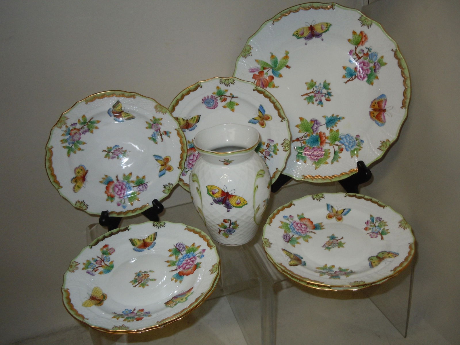 8 PIECE HEREND QUEEN VICTORIA PORCELAIN DINNER SERVICE (1 of 8)