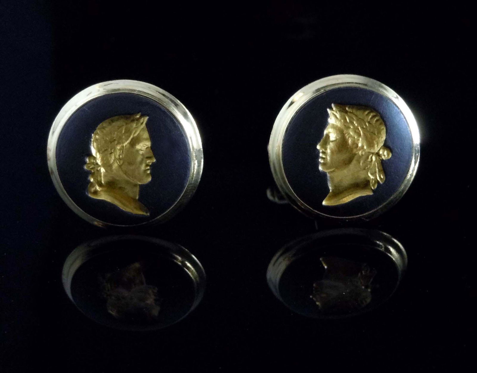 INTAGLIO CAESAR BLACK BASALT WEDGWOOD ENGLAND CUFFLINKS (1 of 6)