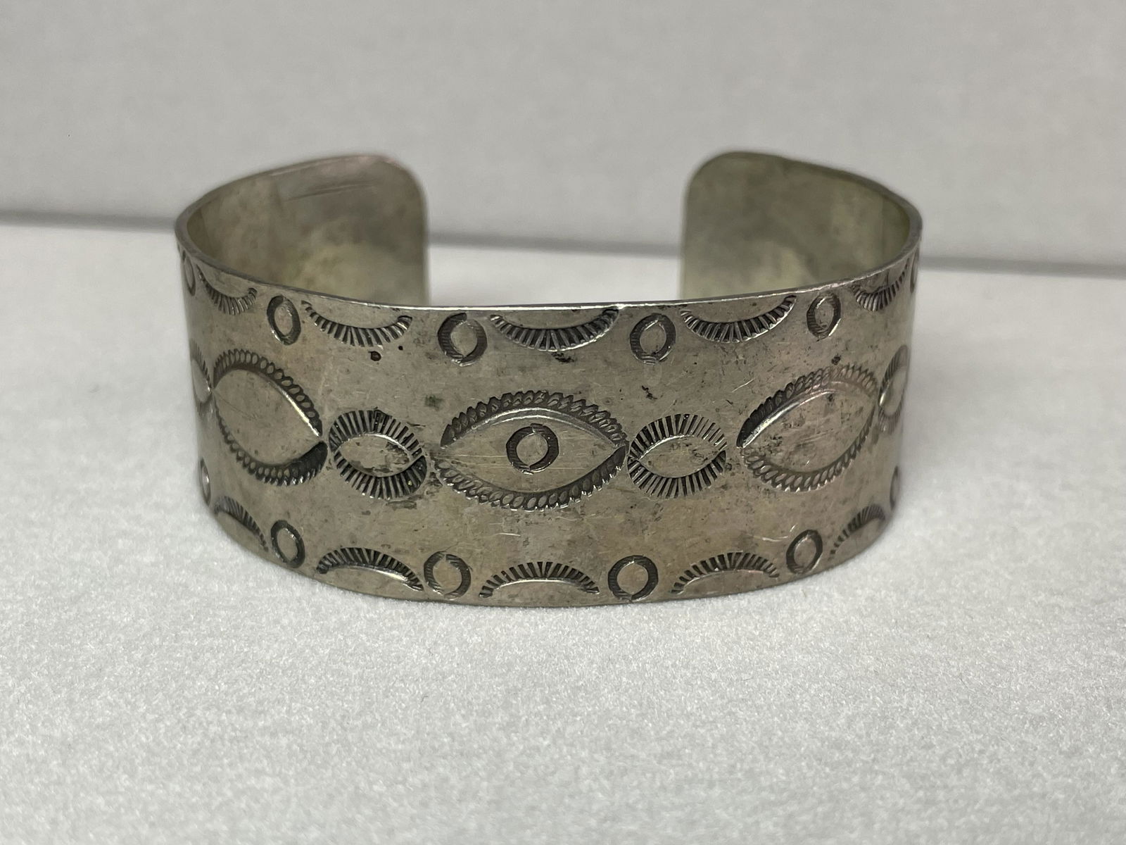 WIDE NAVAJO INDIAN OLD PAWN SILVER CUFF BRACELET    An outstanding vintage hand crafted Sterling (1 of 8)