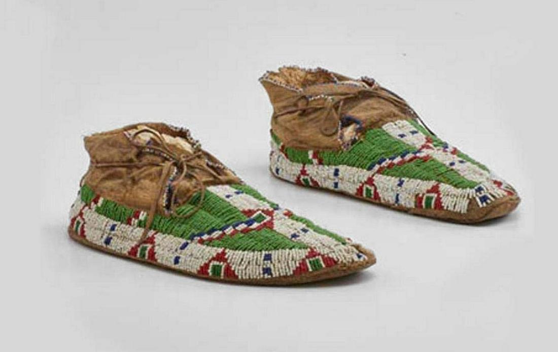 PARFLECHE SOLES NATIVE AMERICAN SIOUX INDIAN MOCCASINS    DETAILS:  - CIRCA: 1890  - SIZE: 3-1/2 In. (1 of 4)