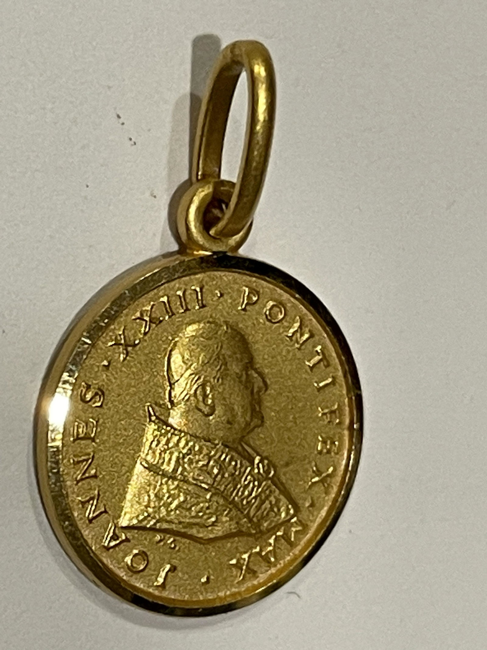 18K GOLD POPE JOHANNES JOHN XXIII PONTIFEX MAX PENDANT CHARM An Outstanding Solid 18k Yellow Gold: 18K GOLD POPE JOHANNES JOHN XXIII PONTIFEX MAX PENDANT CHARM An Outstanding Solid 18k Yellow Gold Pope Johannes John XXIII Pontifex Max Pendant Charm, marked ''750'', high relief satin finish with wit