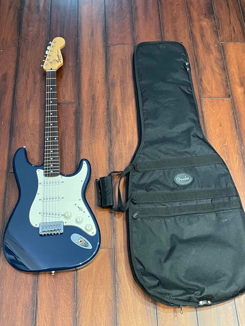 FENDER SQUIER BULLET STRATOCASTER ELECTRIC GUITAR DARK BLUE w SOFT CASE A Stunning Fender Squier: FENDER SQUIER BULLET STRATOCASTER ELECTRIC GUITAR DARK BLUE w SOFT CASE A Stunning Fender Squier Bullet Stratocaster Electric Guitar Dark Blue with Soft Case, marked, Designed and Backed by Fender Cra