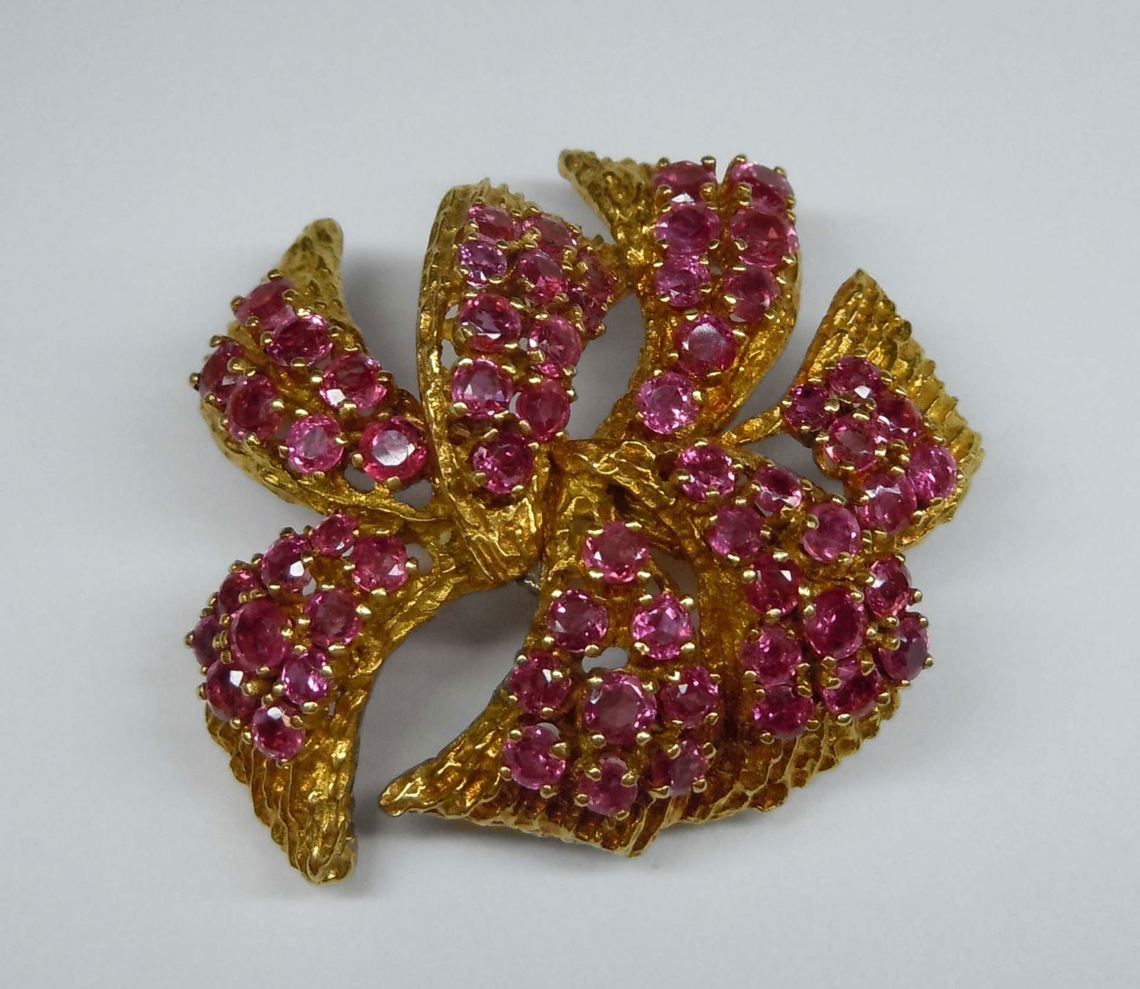 1950'S 18Kt GOLD 7Ct RUBY FLORAL RIBBON BROOCH 24.1 Gr.    An impressive mid 20th century 18kt Gold (1 of 6)