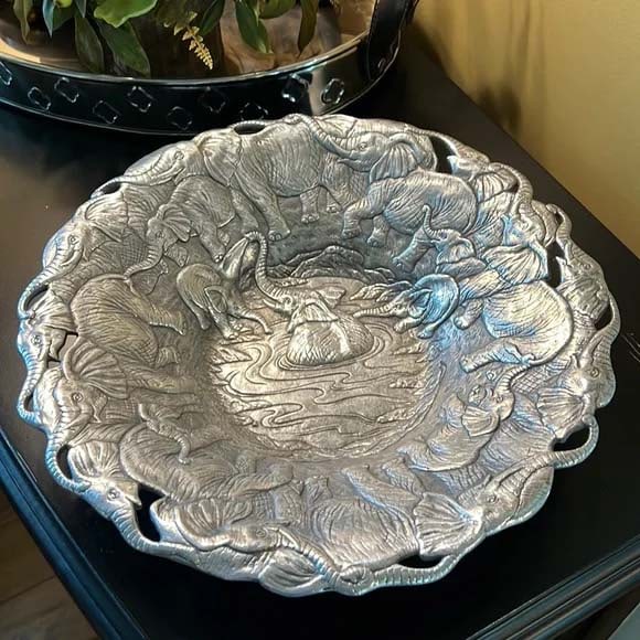 ARTHUR COURT ELEPHANTS AT THE WATERING HOLE CENTERPIECE BOWL The Arthur Court 1990 elephant bowl: ARTHUR COURT ELEPHANTS AT THE WATERING HOLE CENTERPIECE BOWL The Arthur Court 1990 elephant bowl is a retired, large bowl made of sand-cast aluminum. It is 14 inches wide and 2.5 inches deep. The bowl