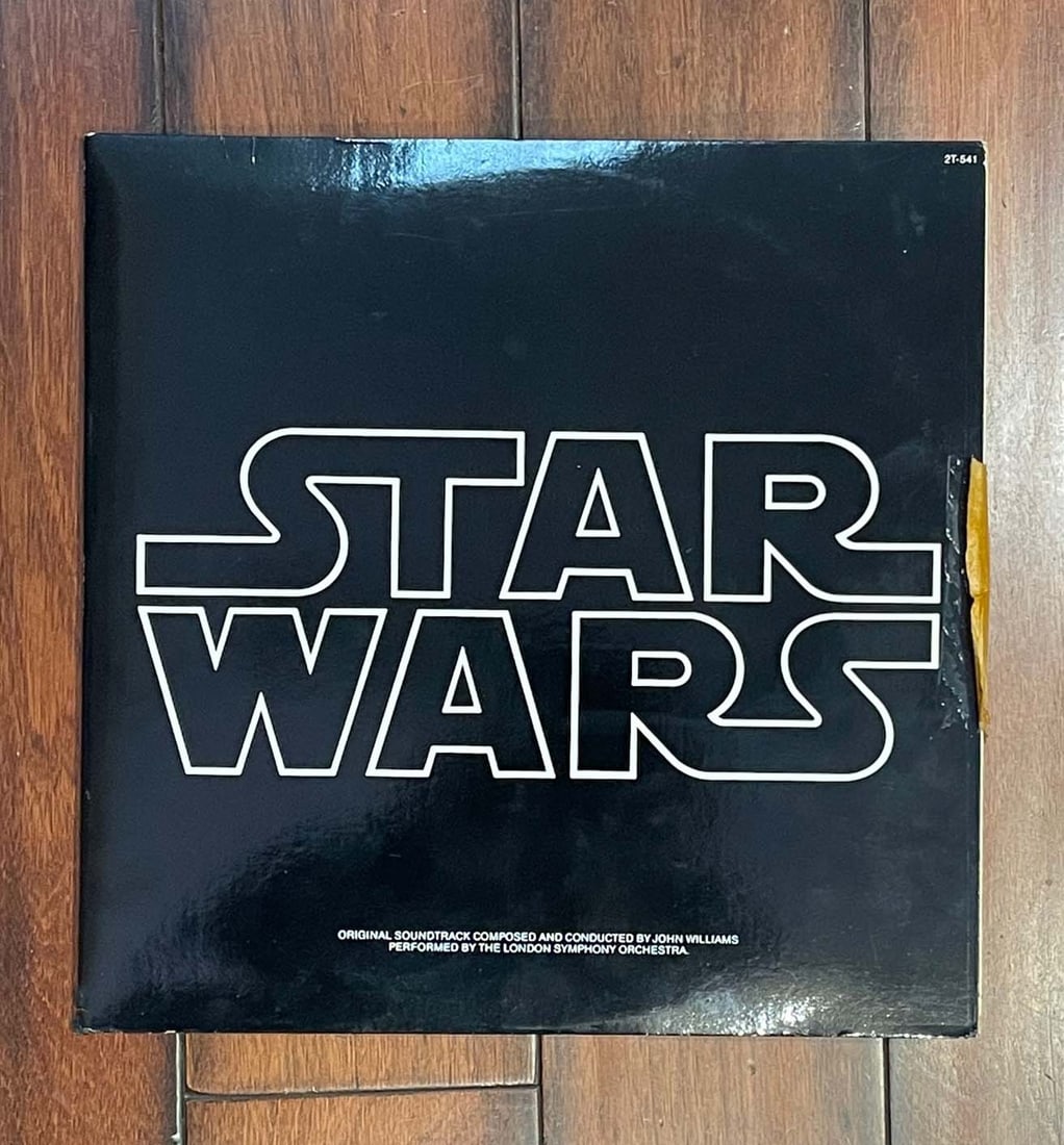 STAR WARS SOUNDTRACK 2X LP VINYL RECORD 2T-541 + POSTER INSERT - 1977 ORIGINAL PRINT - JOHN WILLIAMS: STAR WARS SOUNDTRACK 2X LP VINYL RECORD 2T-541 + POSTER INSERT - 1977 ORIGINAL PRINT - JOHN WILLIAMS In rare (New Old Stock) condition with original factory scotch tape still present, comes with as s