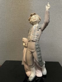LLADRO BOY BULLFIGHTER #5116 RETIRED VICTORY MATADOR PORCELAIN A beautiful glazed porcelain