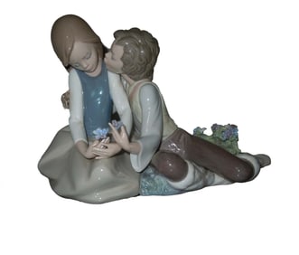 LLADRO FIGURINE BOY & GIRL KISSING PORCELAIN, RETIRED Rare Lladro Figurine Boy & Girl Kissing