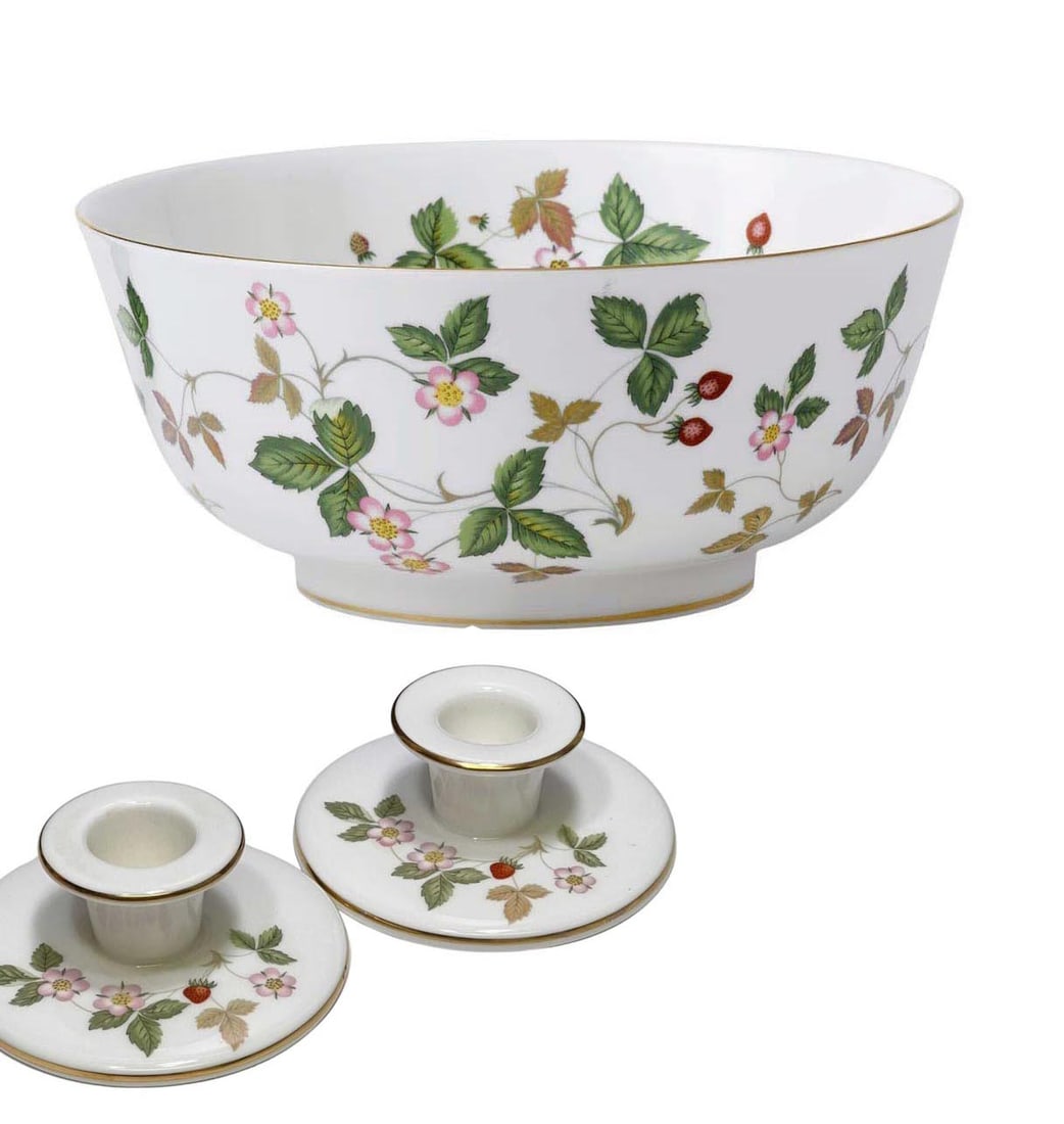 LARGE WEDGWOOD WILD STRAWBERRY 10 In. SALAD SERVING BOWL & CANDLESTICKS (1 of 17)