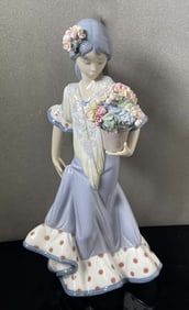 LLADRO ''FLOR MARIA'' 5490 Girl w/ Flower Pot Retired PORCELAIN FIGURINE     DETAILS:   - SIZE: