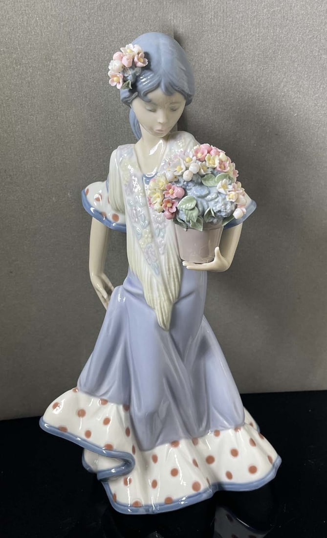 LLADRO ''FLOR MARIA'' 5490 Girl w/ Flower Pot Retired PORCELAIN FIGURINE DETAILS: - SIZE:: LLADRO ''FLOR MARIA'' 5490 Girl w/ Flower Pot Retired PORCELAIN FIGURINE DETAILS: - SIZE: 9-3/4 In. Height. - CONDITION: Slight flower loss otherwise excellent condition, (see images). BACKGROUND: Lla