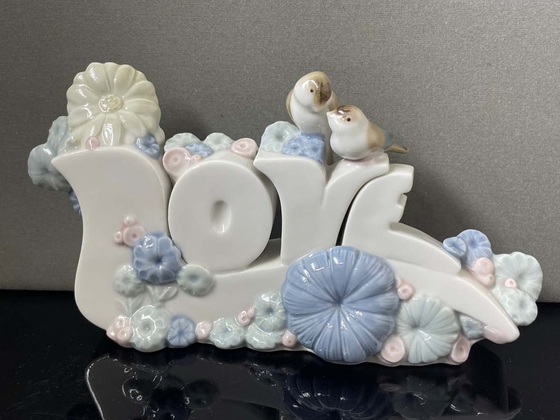 PEACE LOVE BIRDS FLOWERS LLADRO NAO PORCELAIN FIGURINE DETAILS: - SIZE: 8 In. Length x 4 In.: PEACE LOVE BIRDS FLOWERS LLADRO NAO PORCELAIN FIGURINE DETAILS: - SIZE: 8 In. Length x 4 In. Height. - CONDITION: Excellent. BACKGROUND: Lladro is a Spanish company based in Tavernes Blanques, Valenci