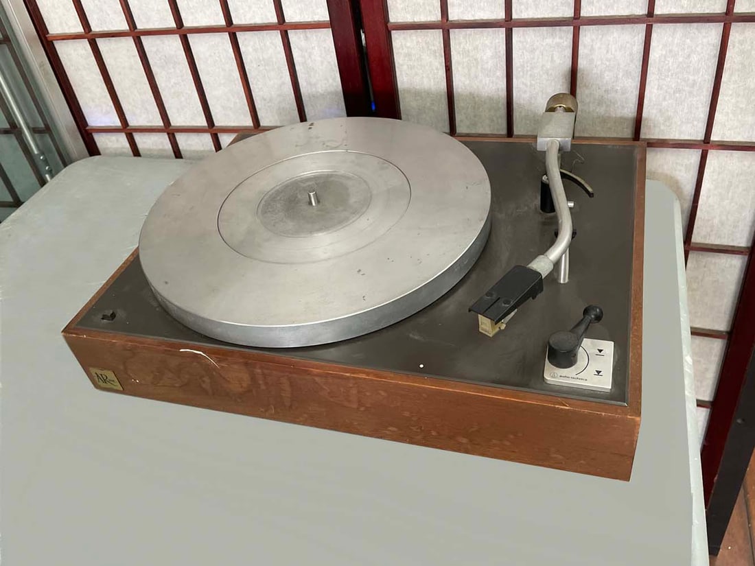 ACOUSTIC RESEARCH THE AR TURNTABLE w/ OWNERS OPERATING MANUAL   An Acoustic Research ''The AR (1 of 3)