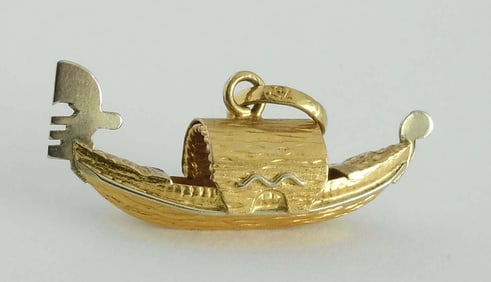 TWO TONE 18K GOLD 3D VENICE GONDOLA BOAT CHARM PENDANT     An outstanding vintage Two Tone 18k