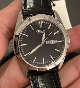 MENS 40mm. CITIZEN BLACK DIAL 1102-S121990 DAY DATE STATEMENT WATCH JAPANESE QUARTZ Fresh battery,