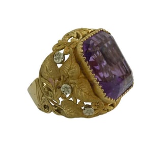 18Kt GOLD FLORENTINE FINISH FLORAL ENGRAVED 17CT AMETHYST RING    A Stunning 18Kt Yellow Gold