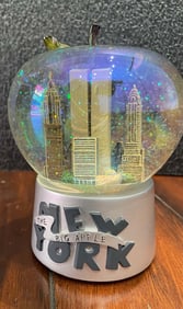 NEW YORK BIG APPLE SNOW GLOBE TWIN TOWERS BROOKLYN BRIDGE STATUE LIBERTY NYC TWC FRANK SINATRA