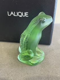 LALIQUE FROSTED LIGHT GREEN RAINETTE FROG ART GLASS SCULPTURE PAPERWEIGHT w/ BOX   A vintage