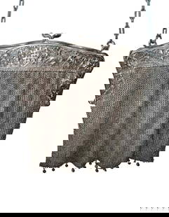 c1900 CHINESE EXPORT SILVER MESH PURSE, A CHINESE EXPORT SILVER MESH PURSE   A Fine C1900 Chinese: c1900 CHINESE EXPORT SILVER MESH PURSE, A CHINESE EXPORT SILVER MESH PURSEA Fine C1900 Chinese export silver mesh purse, A Chinese export silver mesh purse, with open work medium to high relief schola