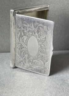 CHINESE EXPORT SILVER FLORAL SNUFF BOX w/ GOLD WASHED INTERIOR, QING DYN, PEONIES, CHRYSANTHEMUM,: CHINESE EXPORT SILVER FLORAL SNUFF BOX w/ GOLD WASHED INTERIOR, QING DYN, PEONIES, CHRYSANTHEMUM, BIRD  A rounded rectangular box with hinged lid, decorated both top and bottom with chased peonies / c