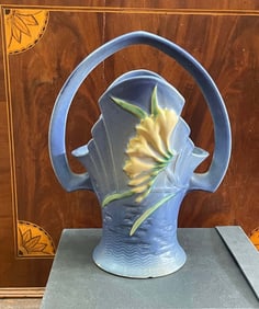 ROSEVILLE BLUE FREESIA BASKET VASE NO 392-10 MID-CENTURY MODERN AMERICAN POTTERY    Pretty basket