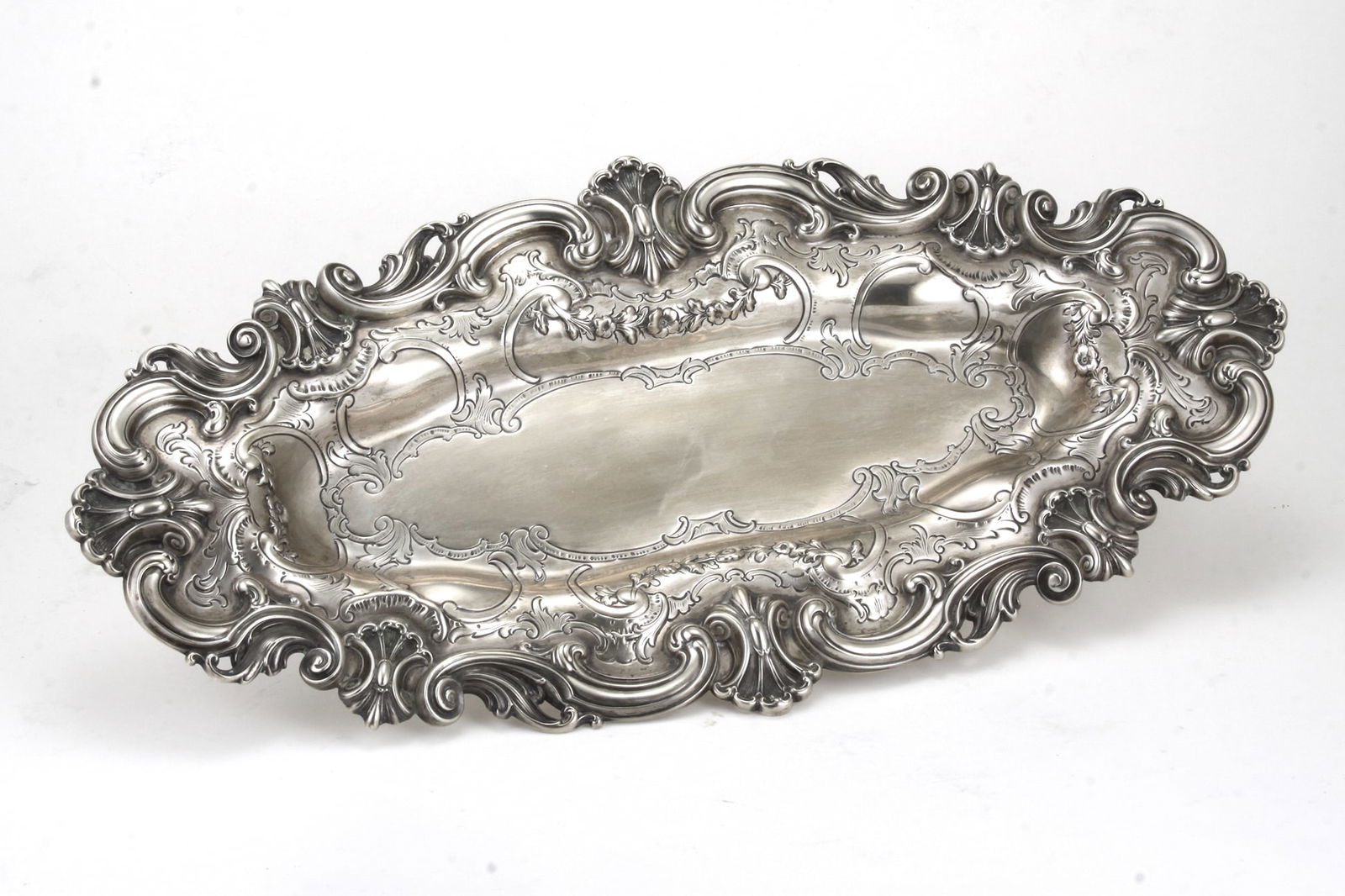 A 20TH CENTURY AMERICAN STERLING SILVER PLATTER/TRAY R. WALLACE & SONS 668.4 GRAMS R. Wallace &: A 20TH CENTURY AMERICAN STERLING SILVER PLATTER/TRAY R. WALLACE & SONS 668.4 GRAMSR. Wallace & Sons Founded 1835 Wallingford, Connecticut. Marks to underside: STERLING R.W. (Stag) & S Shape