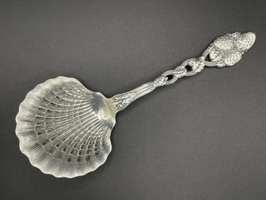 TIFFANY & Co. STERLING SILVER STRAWBERRY VINE CLAMSHELL BERRY SPOON 138 Grams.