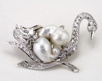 ATTRIBUTED TO VERDURA 14KT GOLD, BAROQUE CULTURED PEARL, DIAMOND, SWAN CLIP-BROOCH    Two baroque
