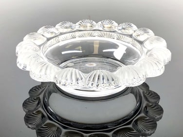 LALIQUE CRYSTAL BOWL, PORNIC SCALLOP CANDY DISH, (11027) SEASHELL RIM Lalique candy dish bowl. It