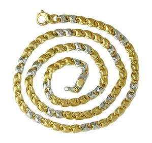 A CHUNKY TWO TONE 18K GOLD NECKLACE 18 IN. 28.5 GRAMS Marked '18K' has a weighty feel in the hand