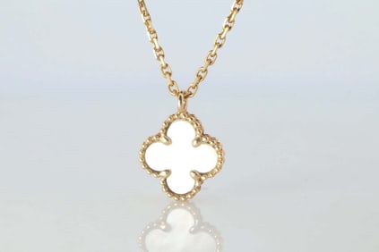 VAN CLEEF & ARPELS SWEET ALHAMBRA NECKLACE 750(YG) VCARF69100 IN 18K GOLD & MOP W/ BOX & PAPERS