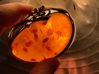 1920 BALTIC AMBER ''HONEY'' BROWNISH-YELLOWISH-ORANGE STERLING SILVER LADIES BROOCH The Antique: